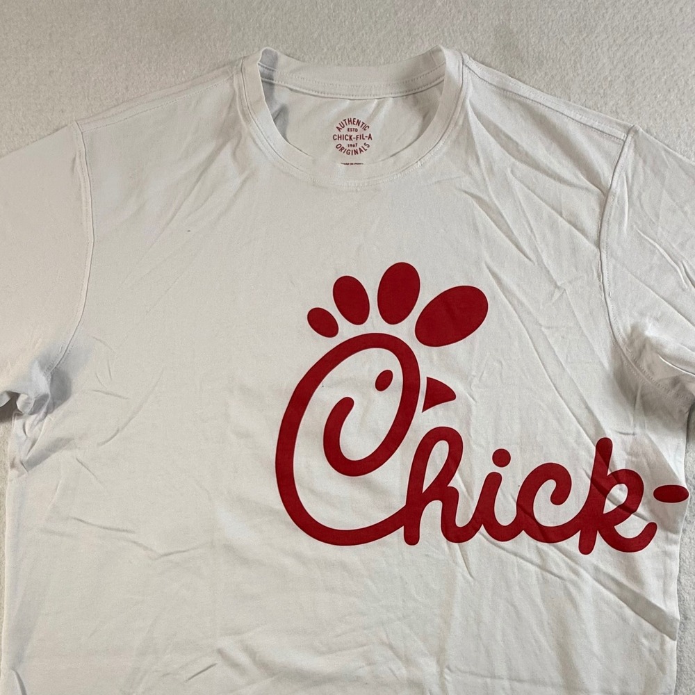 Chick-fil-A Graphic T-Shirt Mens Medium Wrap Around Logo‎ White